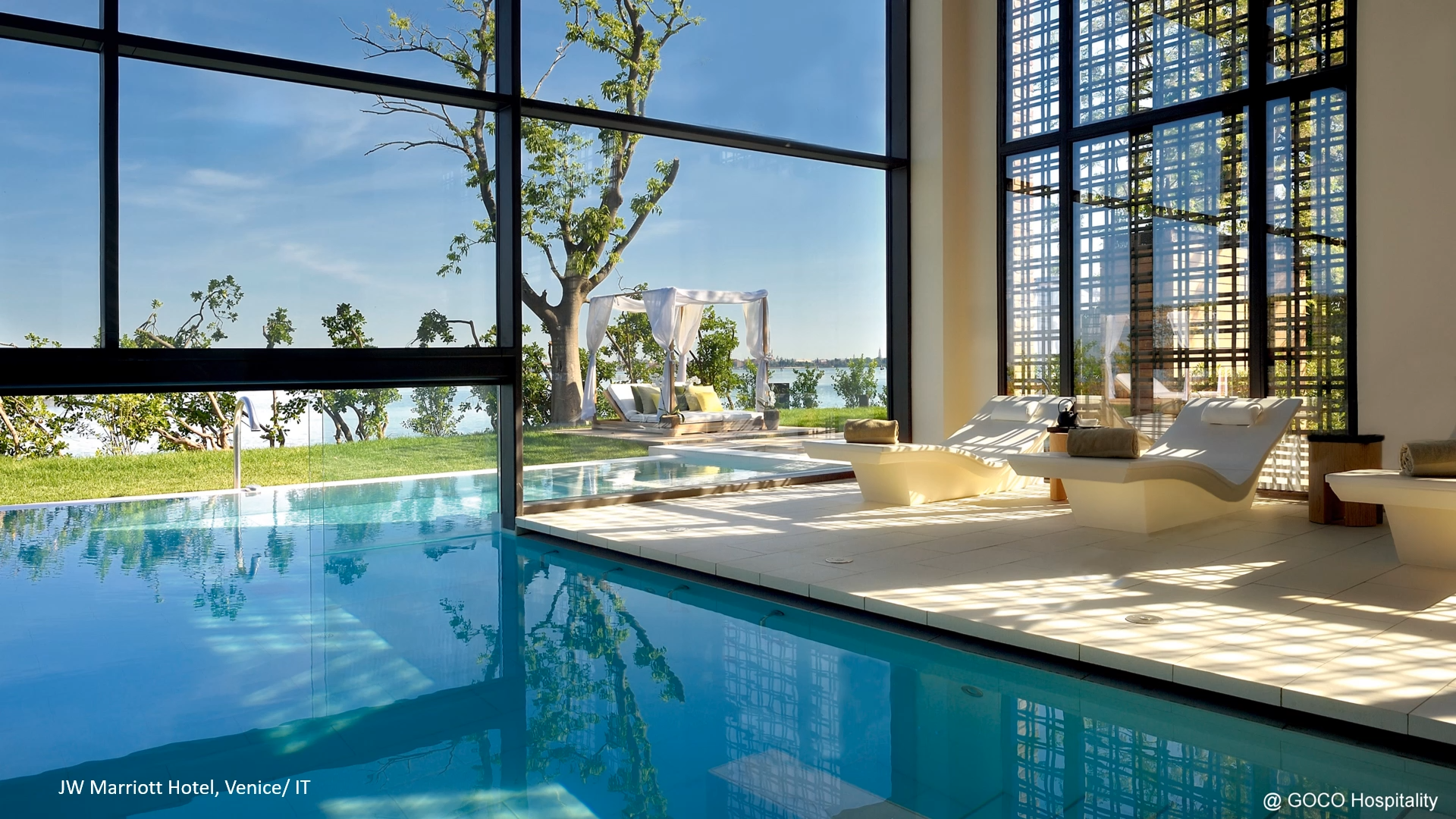 スパラウンジャー紹介動画を再生